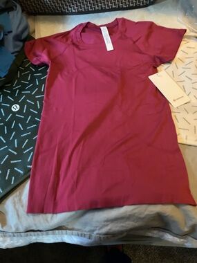 NWT Lululemon Swiftly Tech Short Sleeve 2.0, Sz 6, Magenta Smoke